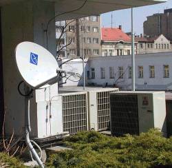 Tiscali propaguje satelitn pipojen k Internetu<br>instalac zdarma a celorepublikovou ROAD SHOW