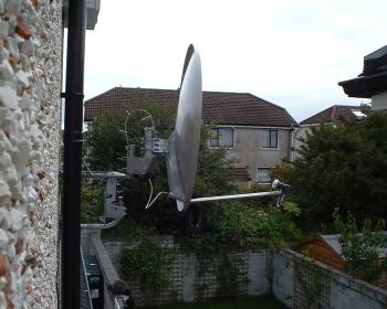 Pohled na celou parabolu, před ní viditelná odpadová trubka